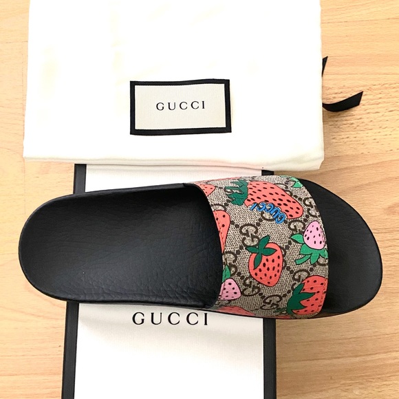 gucci pursuit strawberry gg supreme slides